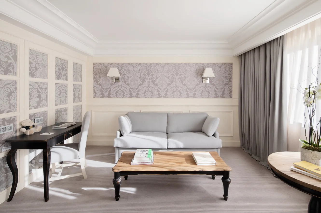 Le Majestic Hotel & Spa Barcelona et ses nouvelles suites Privilège Famille Barcelone offre l’opportunité à petits et grands de passer des vacances mémorables cet été. Pour faciliter le séjour des familles, le Majestic Hotel & Spa Barcelona propose de nouvelles suites Privilège Famille, idéalement conçues pour héberger les parents et jusqu'à deux enfants de moins de 12 ans. Ces suites, d’une superficie de 30 à 40 m2, se composent d’un lit king ou de lits jumeaux et d’un canapé-lit. Elles disposent également d’un bureau, idéal pour s’amuser ou travailler. En plus des suites Privilège Famille, l’hôtel peut aussi répondre à la demande des grandes familles ou des groupes d’amis avec plus de 70 chambres et suites pouvant être connectées, pour former des ensembles de deux chambres ou plus. Situé sur le célèbre Paseo de Gracia, le Majestic Hotel & Spa Barcelona offre aux familles un excellent point de départ pour explorer la ville et ses attractions touristiques et culturelles comme la Rambla de Catalunya, la Casa Batlló et la Pedrera. Il est également à moins de 15 minutes à pied de l'emblématique Sagrada Familia.