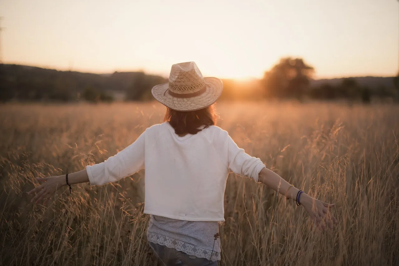 une femme voyageant seule avec un sac à dos