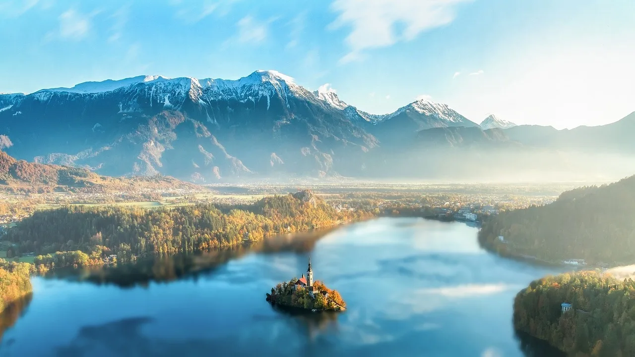 une vue magnifique des montagnes alpines avec un lac