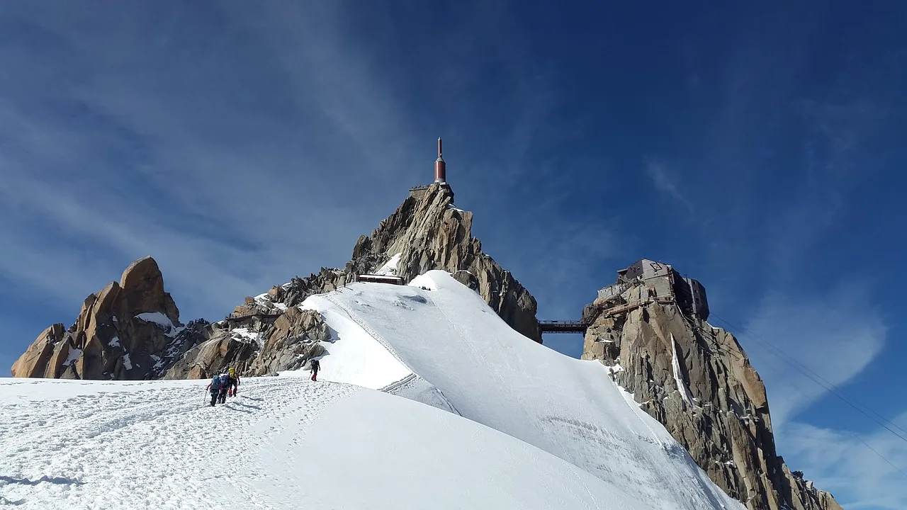 une randonneuse en haut de la montagne du mont blanc
