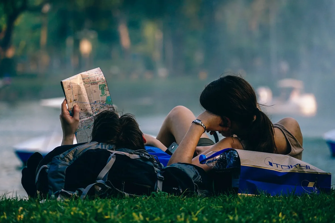une personne qui fait des recherches sur un ordinateur portable