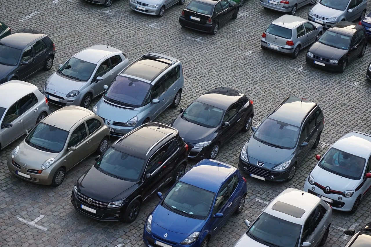 Comparez les parkings et garez-vous pas cher à l’aéroport