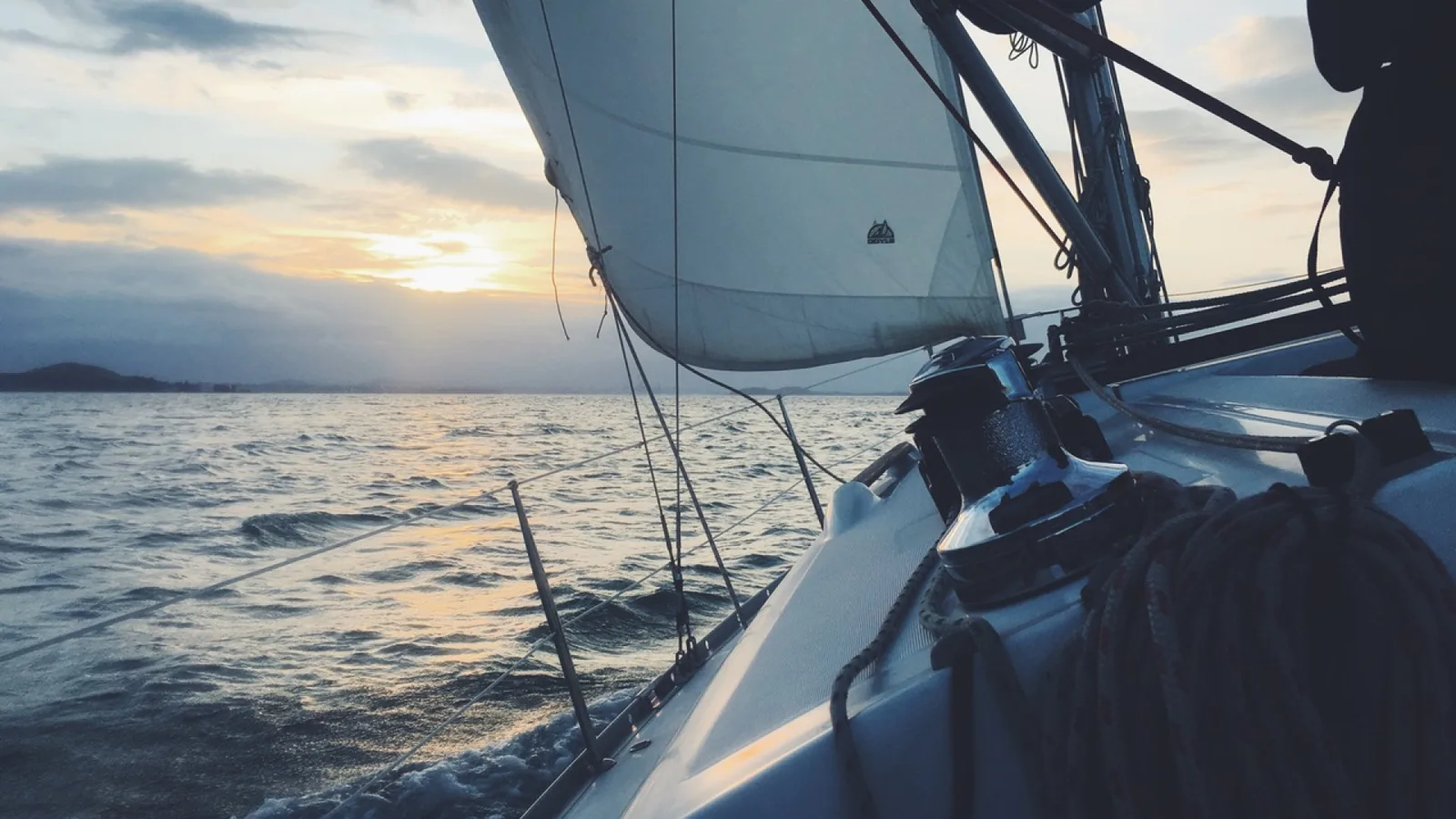 Pour vos vacances, faut-il privilégier le bateau ou l’avion ?